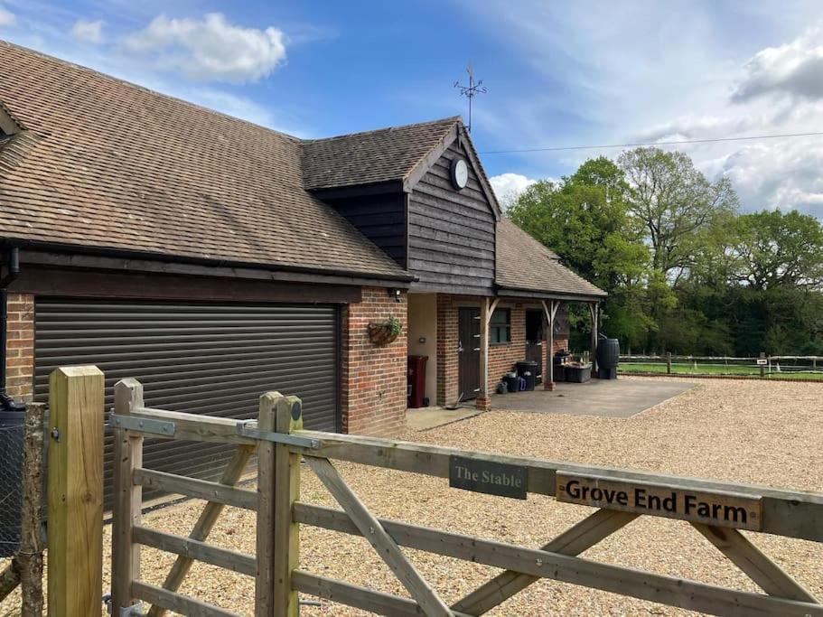 The Stable, Grove End Farm Apartment เพทเวิร์ธ ภายนอก รูปภาพ