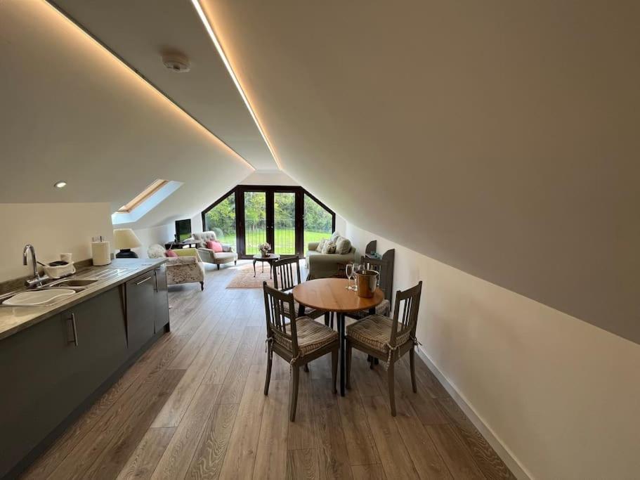 The Stable, Grove End Farm Apartment เพทเวิร์ธ ภายนอก รูปภาพ